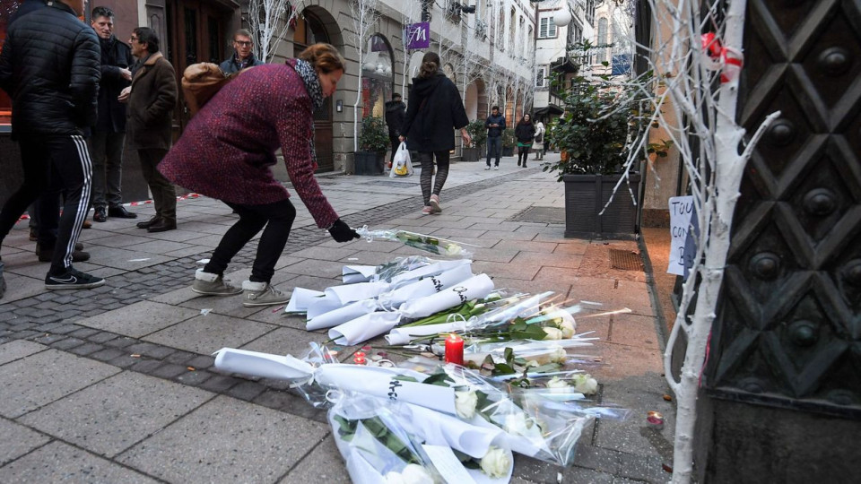 Strasbourg est en deuil, les habitants rendent hommage aux victimes