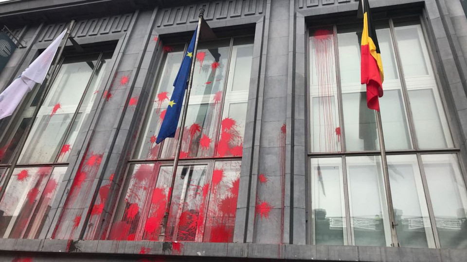 Actions syndicales: des manifestants ont canardé de peinture rouge la façade de la FEB