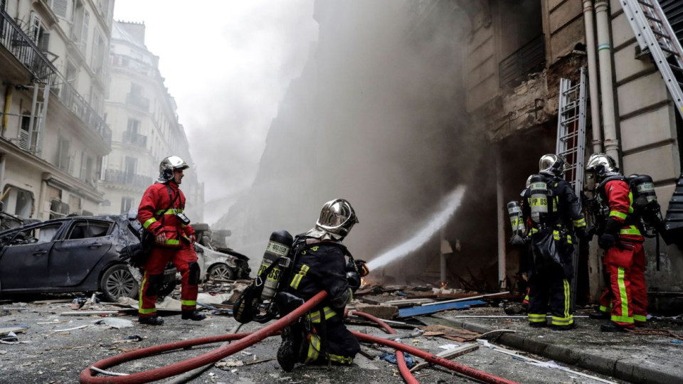 Une forte explosion ravage une boulangerie à Paris, une fuite de gaz probablement en cause