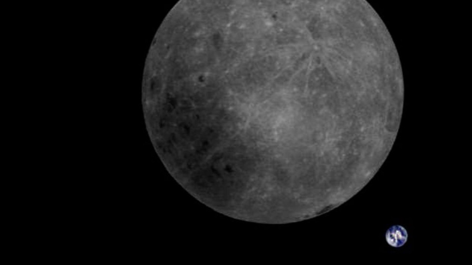 Une nouvelle photo de la Lune, avec la Terre en arrière plan, capturée par un satellite chinois