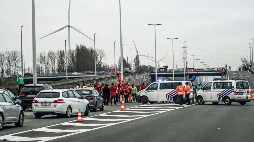 Un véhicule fonce sur un piquet de grève à Gand, le conducteur interpellé