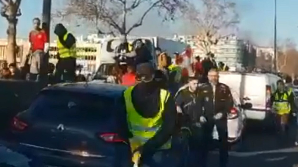 France : un fourgon de la police caillassé par des gilets jaunes à Lyon