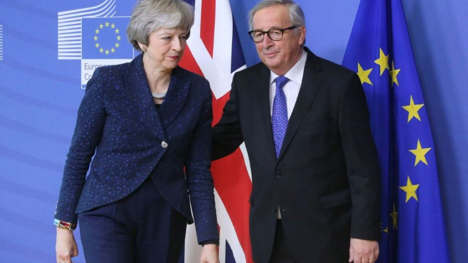 Brexit : Theresa May va tenter d'amadouer Bruxelles sur l'accord de divorce