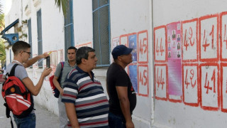 Présidentielle: les Tunisiens appelés à trancher après des semaines d'incertitude