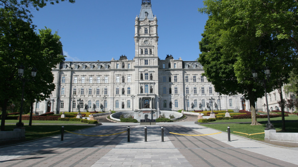 Le gouvernement du Québec suspend les activités publiques des ministres